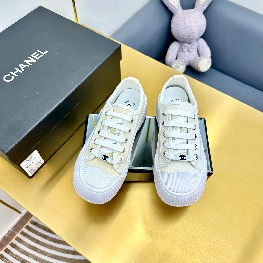 👟👟Ex-factory price 420👟👟 Chanel Chanel - 2024 counter top casual panda shoes sneakers. This classic design; the upper is electro-embroidered with a variety of techniques; the outsole is fashionable and sporty; it is unusual to incorporate a variety of color matching elements... The diversified mix and match is very beautiful and versatile, and can be used for leisure, fashion, sports and outdoor... ꫛꫀꪝ Go➫ Material: ❶The upper is made of: original imported mercerized velvet++ waterproof cloth ❷The inner lining is made of: sheepskin. Full set of boutique packaging for women 35–41